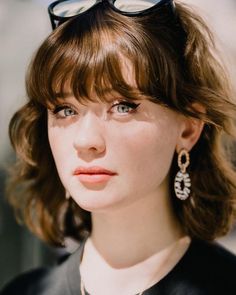 Shoulder Length Curly Hairstyles With Bangs, Maisie Peters Hair, Wavy Shoulder Length Hair With Bangs, Short Wavy Hair Bangs, Maisie Peters, Asian Short Hair, Short Hair With Bangs, Asian Hair