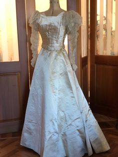 1898 Wedding Gown With Note Saying Bride Did Not Wear It. - Etsy Gowns Vintage, Edwardian Wedding, Antique Dresses, 1890s Fashion, Perfect Bride, 19th Century Fashion, Wedding Gowns Vintage, Antique Dress, Vintage Inspiration