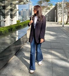 What To Wear With Flare Jeans: 13 Classy Outfit Ideas - The Wandering Girl What To Wear With Flare Jeans, Best Flare Jeans, How To Style Flares, Style Flare Jeans, Classy Outfit Ideas, Black Flare Jeans, Blue Flare Jeans