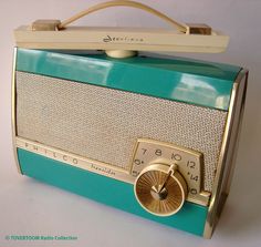 an old fashioned radio sitting on top of a table