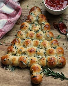 a cheesy christmas tree bread on a cutting board