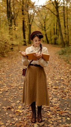 Shirin Altsohn (@shirinatra) • Instagram photos and videos Shirin Altsohn Outfits, Shirinatra Outfits, Cottagecore Winter Outfits, Bookish Outfits, Books I Want To Read, Selection Project, Modest Women, Style Inspiration Vintage, Fall Portraits