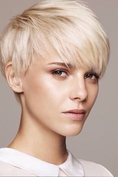 Get a Pixie Cut according to your face shape //  It's common to think you don't have the right face shape to pull off a pixie cut. This guide will show you the opposite. You just have to know what works best for you. 💇🏼‍♀️ Cute Pixie Haircuts, Short Blonde Pixie, Blonde Pixie Cuts, Short Pixie Haircuts, Trendy Haircuts, Short Pixie Cut, Short Haircut, Short Blonde