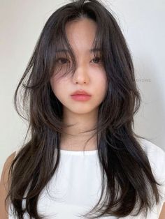 Korean hairstyle woman: long layers with curtain bangs Shaggy Asian Hair, Asian Hair Long, Hair Perm, Hairstyles For Medium Length Hair Easy, Haircuts For Medium Hair, Haircuts Straight Hair