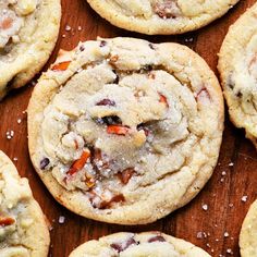 a close up of many cookies on a wooden table