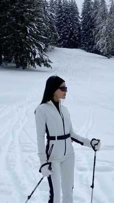 Aspen Skiing Aesthetic, Niseko Aesthetic, Courchevel Ski Outfit, Winter Outfit Switzerland, Ski Inspo Outfits, Swiss Outfit Winter, Ski Suit Aesthetic, Aspen Outfit Winter Ski Fashion