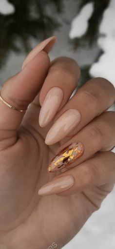 Trendy Almond Nails 2024, Beige And Gold Nails, Beige Nails Ideas, Elegant Long Nails, Nail Art Beige, Mandel Nails, Beige Nail Art, Nails Beige, Ongles Beiges