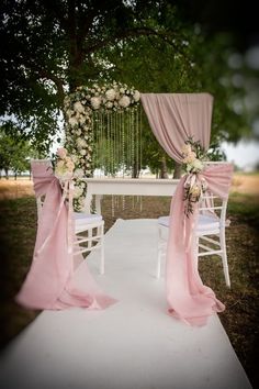 Arco quadrato con fiori e catenelle di brillanti per un matrimonio elegante in guardino e sedie sposi allestite Boho Wedding Colors, Wedding Floral, Weeding, Event Decor, Boho Wedding, Wedding Colors, Flower Designs, Wedding Reception, Wedding Planner