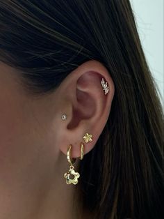 How To Layer Earrings, Ear Piercing Ideas Aesthetic Gold, Two Ears Piercings, Evry Jewels Earrings Stack, Gold Earring Inspiration, Eat Piercing Placement Ideas, Cute Earring Stacks, 3 Ear Piercings Ideas, Earing Stack Gold