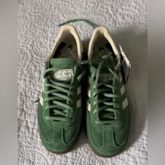 Completely New Shoes, With Tags Falll Shoes, Shoe Wishlist 2024, Green Spezials, 90s Shoes Aesthetic, 90s Shoes Sneakers, Green Adidas Shoes Outfit, Fall Shoes 2024, Indie Sneakers, Adidas Spezial Green