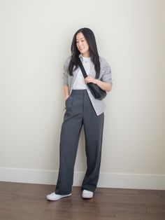 Black Trousers Outfit Petite, Uniqlo Linen Pants, Uniqlo Button Down Shirt Outfit, Black Wide Pleated Pants Outfit, Pleated Trouser Outfit Women, Wide Pants Casual Outfit, Wide High Waist Pants Outfit, Womens Pleated Pants Outfit, Uniqlo Ankle Pants Women Outfit