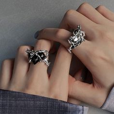 Barbed wire ring with a central gemstone heart set within claw shaped prongs Size: Adjustable Bestie Dates, God Jewellery, Kurusu Akira, Black Jewelry Rings, Grunge Necklaces, Barbed Wire Ring, Necklaces Y2k, Horror Fashion, Y2k Fashion Aesthetic