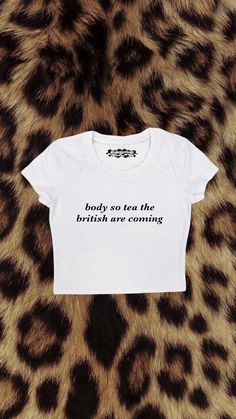 Crop top with "Body So Tea The British Are Coming" design printed on a 95% cotton 5% spandex, form fitting, available in multiple colors 💞 Make sure to check the size chart!✨ Message me with any questions :)  we do not give refunds for incorrect addresses so please double check that all your information is correct before ordering Funny Cropped Shirts, Diy Baby Tee Ideas, Shirt To Crop Top, Customized Crop Top, Funny Tshirts For Women, Y2k Fashion Outfits, Funny T Shirt Design, Baby Tee Outfit