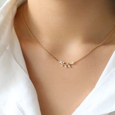 Sun Circle, Pear Shaped Diamond Necklace, Circle Ideas, Jewelry Necklace Simple, Sun Jewelry, Feminine Necklace, Gold Chain Design, Sun Necklace, Gold Sun