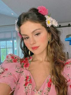 Selena Gomez Flowers, Wedding Beauty, Bride Hairstyles, Curled Hairstyles, 그림 그리기, Flowers In Hair, Selena Gomez