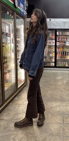 Vermont Fashion Winter Outfits, Junkies Style Aesthetic, 2010s Womens Fashion, Brown Dr Martens Boots Outfit, Size 6 Petite Outfits Women, Doc Marten Brown Chelsea Boot Outfit, Vintage Back To School Outfits, Doc Martens Bootcut Jeans, Doc Martens Outfit 90s