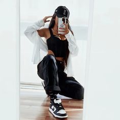 Gorra yls nike dunk panda cargo pants top camisa blusa Black And White Airforce Outfit, Black And White Pandas Nike Outfit, White Airforce Outfits, How To Style Panda Dunks, Panda Shoes Outfit, Panda Dunks Outfit Women, Dunk Panda Outfit, Nike Dunks Low Outfit Woman, Nike Dunk High Outfit