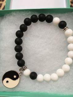 Yin Yang su y suyo conjunto mate Onxy alabastro de por JewelrybyJAM Girly Bracelets, Pola Sulam, Diy Bracelet Designs, Beads Bracelet Design, Homemade Jewelry, Mens Beaded Bracelets, Handmade Jewelry Diy, Bracelets Handmade Beaded, Bracelet Tutorial