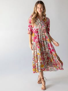 The empire waist & flowy tiers make this dress flattering for EVERY body type! Mother Of The Bride Dress Casual, Dress Feminine Casual, Cadual Dresses, Women’s Dress, Vintage Tablecloth Dress, Skirts For Apple Shaped Women, House Dresses Comfy, Travel Dresses For Women, Boho Fashion Over 50