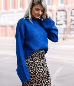 Winter Blue Outfits Women, Royal Blue Turtleneck Outfit, Cobalt Blue Sweater Outfit, Blue Knit Sweater Outfit, Blue Jumper Outfit, Sweater Azul, Cobalt Blue Outfit, Cobalt Blue Sweater, Blue Outfit Winter