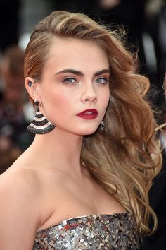 At the Search premiere at Cannes, Cara Delevingne's hair was swept to one side, while her makeup was a mix of smoky shadow and a brick-red lip. Hairstyles Red Carpet, Celebrity Wedding Hair, Cara Delevingne Hair, Jennifer Hawkins, Side Swept Curls, Side Swept Hairstyles, Carmen Electra, Red Carpet Hair, Side Hairstyles