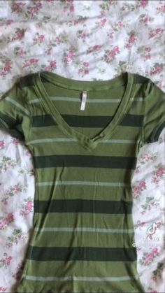 Green Grunge Clothes, Outfit Basics, 2000s Tops, Striped Tops, 2000s Fashion Outfits, Striped T Shirt, 2000s Fashion