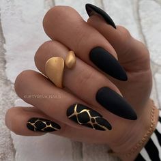 Classy Black Nails, Black Almond Nails, Hot Hands, Gold Nail Designs, Gold Nail Art, Gold Nail, Classic Nails, Glamorous Nails, Almond Nails Designs