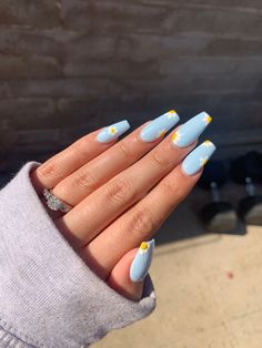 Baby blue coffin nails with white daisy flowers Simple Blue And Green Nails, Baby Blue Acrylic Nails, Blue Coffin Nails, Baby Blue Nails, Daisy Nails, Blue Nail, Acrylic Nails Coffin Short