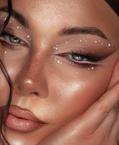 Pearls Eye Makeup, Gems Eye Makeup, Pearl Eye Makeup, Editorial Make-up, Makeup Cantik, Make Up Designs