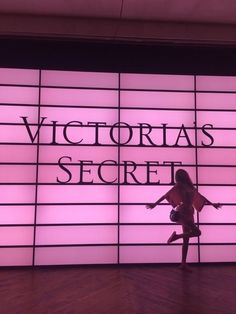 Victoria Secret Backstage Aesthetic, Super Model Lifestyle, Victoria Secter Angels, Martha Hunt Victoria Secret, Victoria's Secret Angels Aesthetic, Victoria Secret Super Model Aesthetic, 2000s Victorias Secret Aesthetic, Victoria Secret Fashion Show Aesthetic, Modeling Victoria Secret