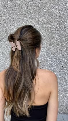 Brown Hair Minimal Highlights, Big Butterfly Clips Hairstyles, Hair Styles Brown Hair, Hair Ideas For Spring, Hairstyle Ideas For Brunettes, 70 Hair Styles, Styles For Kids Hair, Claw Clip Updo, Hair Styles For 50