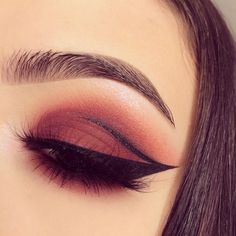 🙋🏻‍♀️😍 Red Eyeshowdow Looks, Red And Black Eye Makeup Hooded Eyes, Red Eye Look, Valentines Makeup Ideas, Red And Black Makeup, Swimming Makeup, Vday Makeup, Valentine Makeup, New Look Ideas