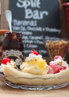 Banana Split's are a summertime favorite. This Banana Split Bar is a great idea for a birthday party or family gathering. Bar Station Ideas, Banana Split Bar, Crepe Bar, Parfait Bar, Wedding Food Bars, Bagel Bar, Caramel Apple Bars, Salsa Bar, Christmas Ice Cream