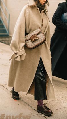 Winter Layering Outfits, Shoes For Winter, Smart Casual Women, Street Style Bags, Nyfw Street Style, Winter Fashion Outfits Casual, Collage Vintage, Paris Outfits, Gorgeous Clothes