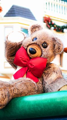 Photo: @biitakesphotos on instagram  #Disneyland #achristmasfantasy #parade #Christmas #fantasy #holiday #photo #wallpaper #california #anaheim #amusement #theme #park #instagram #aesthetic #view #travel #photography #disney #main #Street #day #light #teddy #bear #red #bow #wave #cute Disney Main Street, Christmas Wallpaper Hd, Disney Holiday, Disney Park, Red Bow