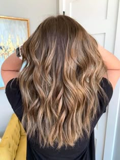 Light And Dark Brown Balayage, Highlights Brown Hair Balayage Brunettes, Baby Lights Hair Brunette Balayage, Brunette Honey Balayage, Balayage Color Miel, Sunkissed Brunette Balayage, Honey Brunette Balayage, Balayage Hair Medium Length, Honey Blonde Balayage On Dark Hair