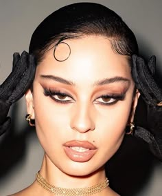 Snatched Eye Look, Editorial Smokey Eye, Smoked Liner Makeup, Modern Grunge Makeup, Cool Eye Shadow Looks, Red Lip Looks Black Women, Mafia Wife Makeup, Dark Makeup Looks Grunge Smokey Eye, Dark Eye Makeup Smokey