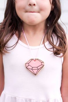 DIY Gem Cookie Necklace Diy Kids Party Favors, Gem Necklaces, Plastic Fou, Diy Kids Party, Happy Crafts, Kids Jewellery, Diy Gem, Diy Edible