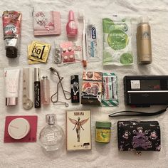 #whatsinmybag Everyday Bag Essentials, School Bag Essentials, Inside My Bag, Purse Essentials, Handbag Essentials, Girls Tote, What In My Bag, School Essentials, Pretty Bags