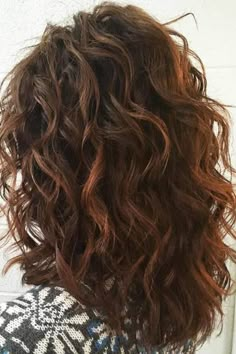 We have compiled a photo gallery of sensational medium length hair styles for you to try. So, get inspired to create your own. Thick Wavy Hair, Thick Curly Hair, Natural Wavy Hair, Makijaż Smokey Eye, Haircuts For Wavy Hair, Permed Hairstyles, Haircut For Thick Hair, Long Wavy Hair, Short Hairstyle