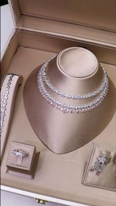 Expensive Stuff, Pretty Jewelry Necklaces, Expensive Jewelry Luxury, Fancy Jewellery Designs, Luxe Jewelry, Jewelry Accessories Ideas, Girly Accessories, Fancy Jewellery