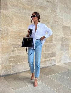 Zara Outfit 2024 Summer, Zara Outfit 2024 Summer Women, Light Denim Shirt Outfit, Jeans 2024 Trends Women, Chic European Style, Light Jeans Outfit, Zicxa Photos, Casual Spring Outfits, Denim Shirt Outfit