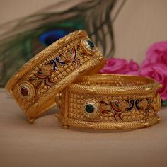 Jadtar Bangles, Antique Bangles, Womens Jewelry Trends, Diamond Bangles, Antique Gold Jewelry Indian, Antique Jewellery Designs, Diamond Jewelry Store, Jewellery For Women