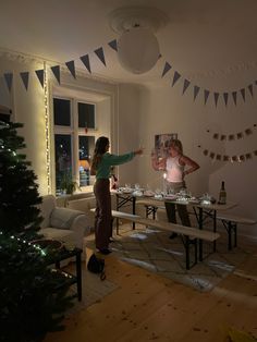 Christmas dinner, new years decor, friends, lights Apartment Birthday Party, Apartment Loft, Post Grad, Uni Life, Future Apartment, Loft Apartment, Christmas Aesthetic, Friend Pictures, Life Goals