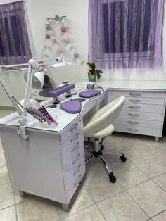 Dein Shop für Nageltische und Nagelstudio-Zubehör. Stöbere durch unser einzigartiges Sortiment und finde die perfekte Ausstattung für dein professionelles Nagelstudio. Wie sagt man so schön: Ein Bild sagt mehr als tausend Worte. Entdecke weiter unten die Bilder von hunderten zufriedener Kunden.  Finde das passende Nagelstudio Zubehör und verleihe deinem Studio das gewisse Extra. Von ergonomischen Handauflagen, über stilvolle Tischregale, bis hin zu innovativen Aufbewahrungsmöglichkeiten – bei uns findest du alles, was du brauchst, um deinen Arbeitsplatz in eine Wohlfühloase für dich und deine Kunden zu verwandeln.  Handauflagen für Nagelstudios in lila Dress Form Decor, Tech Room, Nail Salon Interior Design, Nail Salon Interior, Home Beauty Salon, Home Nail Salon, Nail Salon Decor, Nail Salon Design, Nail Room