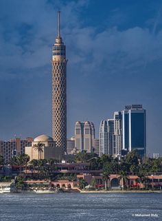 there is a very tall tower in the middle of the city with many buildings around it