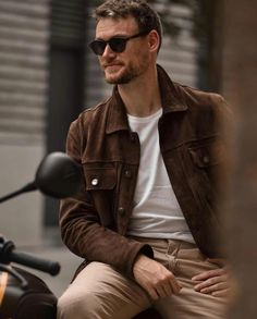 Brown Trucker jacket for Men #truckerjacket #summeroutfit #mensoutfit #Designer #eastersale Casual Brown Leather Jacket With Double-needle Stitching, Mens Winery Outfit, Trucker Jacket Outfit, Brown Jacket Outfit, Explorer Style, Suede Trucker Jacket, Mens Brown Shirt, Suede Jacket Outfit, Leather Trucker Jacket