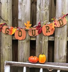 there is a sign that says gourd and two pumpkins on the bench