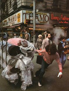 NYC. 1970s taste. The garment district. // Anthony Burgess in New York | Ozzie Freidman Lise Sarfati, Cindy Sherman, Nova York, New York Street, Oscar Wilde, 인물 사진, Photojournalism, Photography Inspo