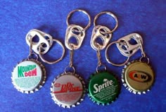 Cool Things To Do With Bottle Caps, What To Make With Bottle Caps, Retro Diy Crafts, Things To Make With Bottle Caps, Bottle Cap Keychains, What To Do With Bottle Caps, Things To Do With Bottle Caps, Cool Keychains Diy, Crafts With Bottle Caps